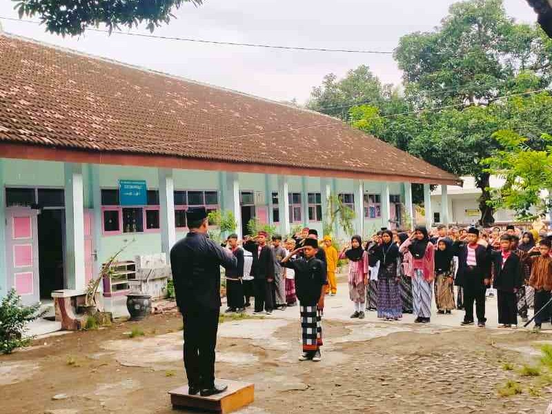 UPACARA HARI SENIN MEMPERINGATI HARI PAHLAWAN