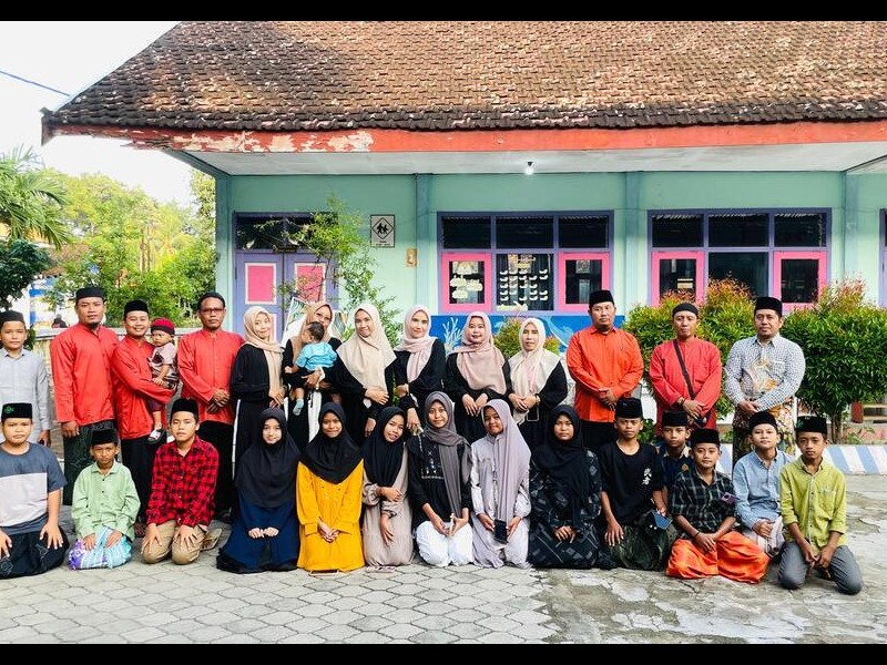 Indahnya Sedekah Melalui Pembagian Takjil di SD Negeri 4 sumberanyar